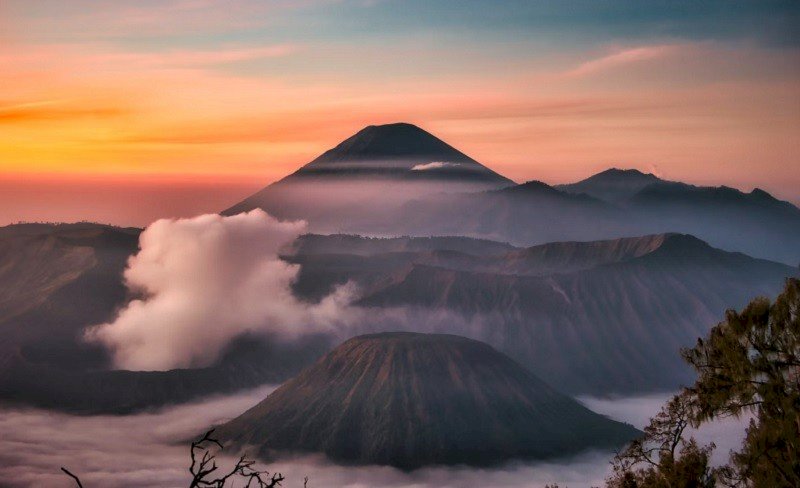 Enjoy the beauty of Mount Bromo with Bromo Sunrise Tour Packages